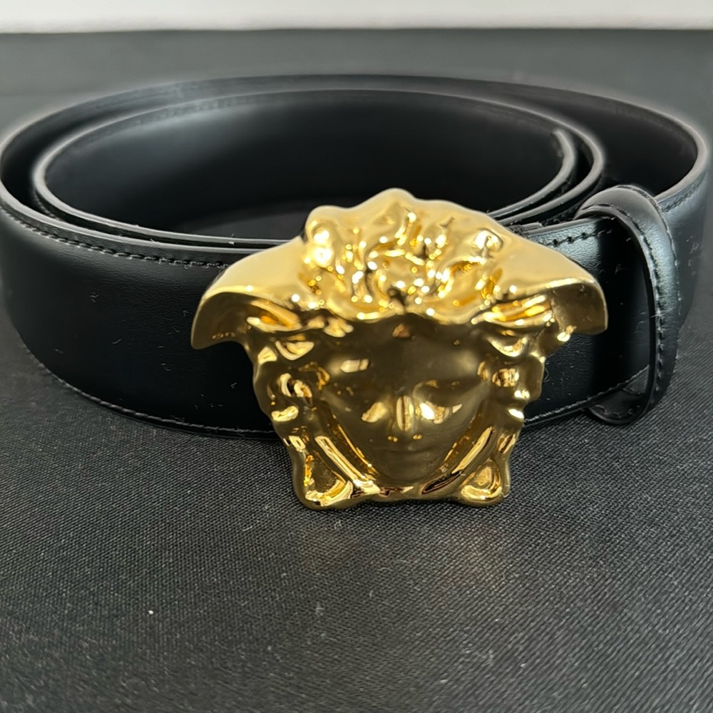 Like new Versace Men’s Medusa Buckle Leather Belt in 95 cm / 38 in